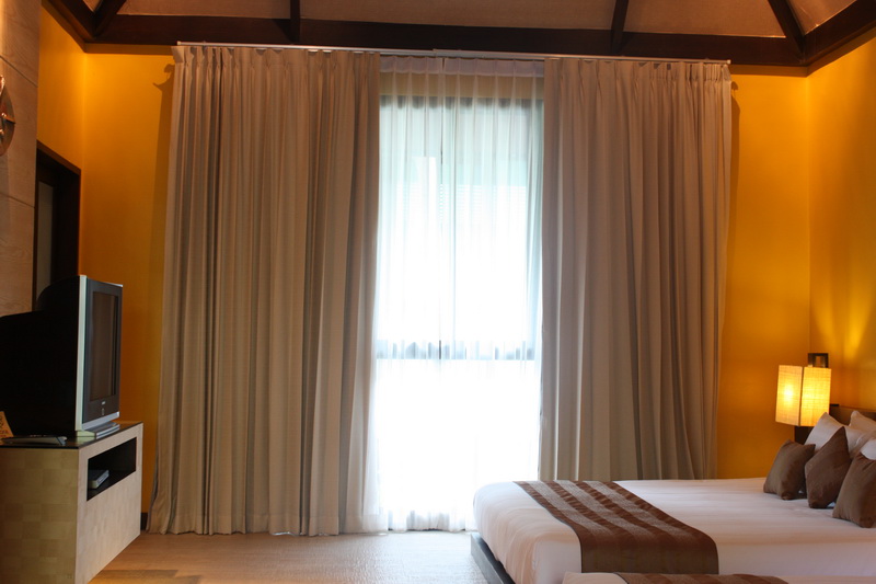 Long Beach Villa - Curtain